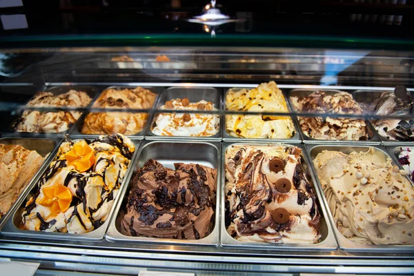 Skvělá Volba Zmrzliny Italská Želatina Zmrzlinová Kavárna Výkladní Skříň Sladkostmi — Stock fotografie