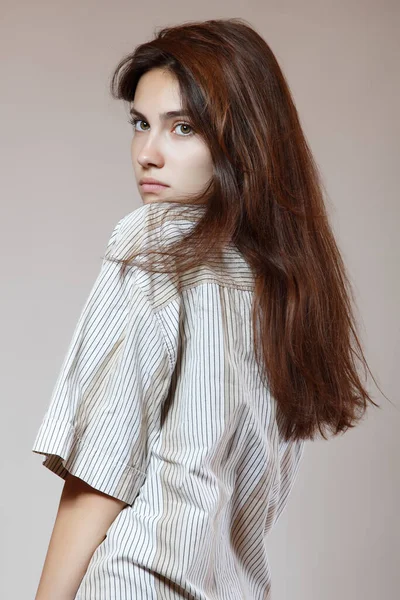Modemodell Ung Kvinna Poserar Studio Vacker Kaukasiska Flicka Över Grå — Stockfoto
