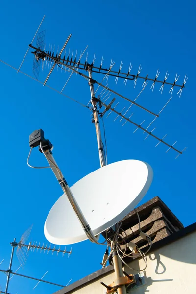 Satelliten Und Analogfernsehen Auf Dem Dach — Stockfoto