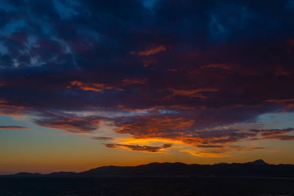 Vista Panorâmica Mar Mediterrâneo Céu Com Nuvens Dramáticas Pôr Sol — Fotografia de Stock