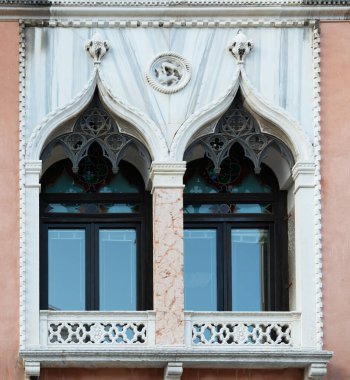 Antik Venedik penceresi ve mermer balkon, güzel mimari element