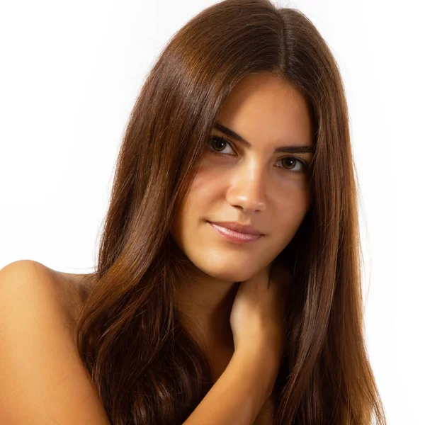 Sağlıklı Doğal Ciltli Bir Kadın Yüzünün Güzel Portresi Uzun Kahverengi — Stok fotoğraf