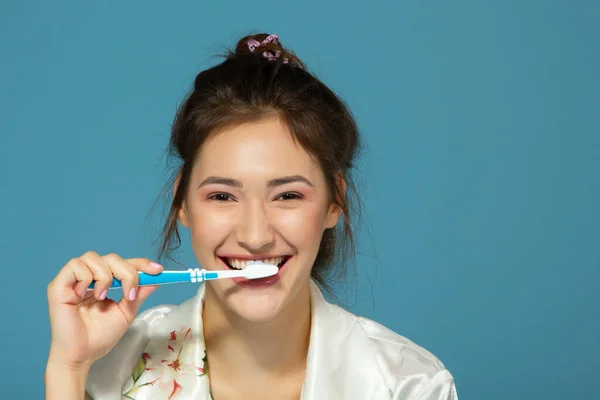 Szczęśliwa Zabawna Nastolatka Myje Zęby Zdrowa Koncepcja Poranny Motyw Odizolowana — Zdjęcie stockowe
