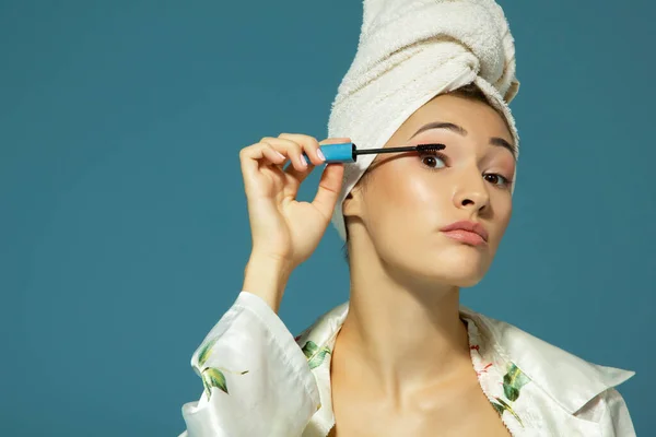 Joven Atractiva Mujer Poniendo Máscara Ojos Sobre Fondo Azul Tratamiento —  Fotos de Stock