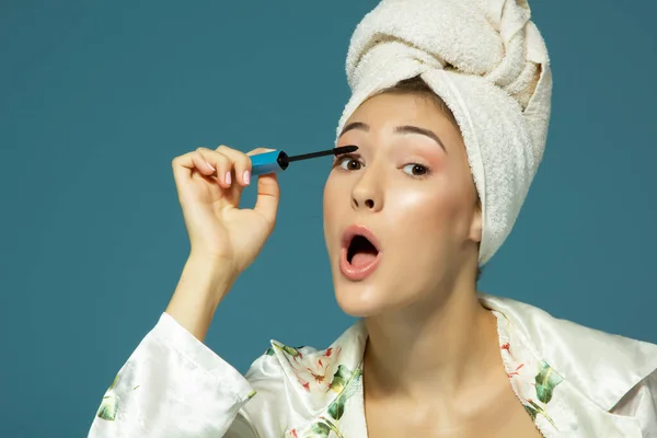 Joven Atractiva Mujer Poniendo Máscara Ojos Sobre Fondo Azul Tratamiento — Foto de Stock