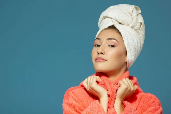 Sabah Ameliyatları Sırasında Genç Bir Kadının Portresi Kafasında Havluyla Çekici — Stok fotoğraf
