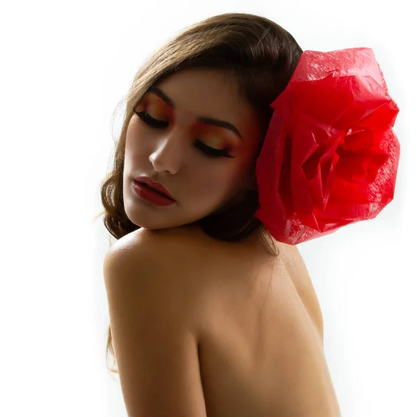 Vintage Portret Dziewczyny Moda Glamour Czerwonym Kwiatem Włosach Studio Shot — Zdjęcie stockowe