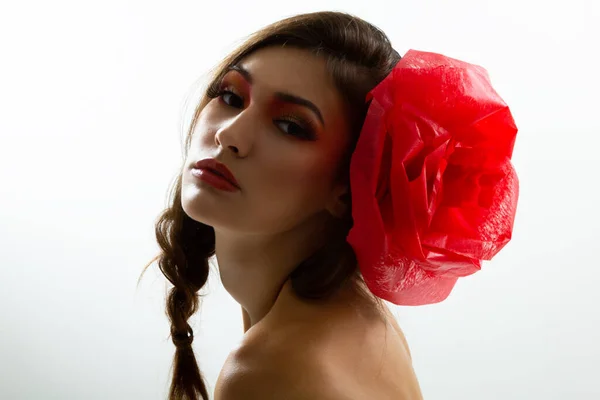Saçında Kırmızı Çiçek Olan Stüdyo Fotoğrafı Olan Çekici Bir Kızın — Stok fotoğraf