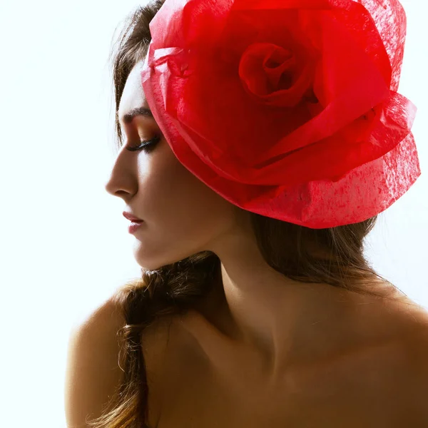 Vintage Portret Dziewczyny Moda Glamour Czerwonym Kwiatem Włosach Studio Shot — Zdjęcie stockowe