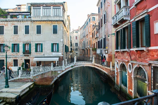 意大利威尼斯古建筑 桥梁和沟渠的风景画 美丽浪漫的意大利城市 独特的威尼斯风景 — 图库照片