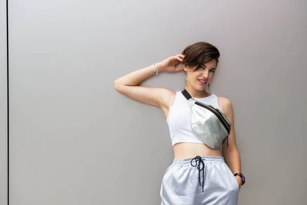 Joven Mujer Atractiva Posando Aire Libre Sobre Pared Fondo Metal — Foto de Stock