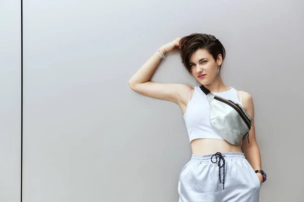 Joven Mujer Atractiva Posando Aire Libre Sobre Pared Fondo Metal —  Fotos de Stock