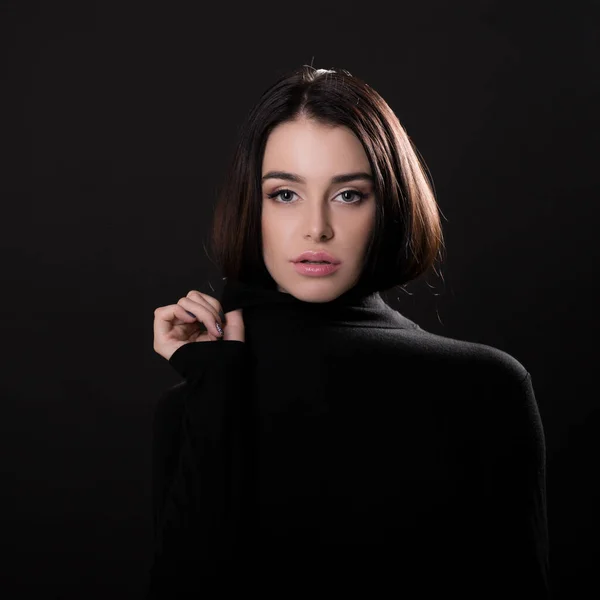 Schöne Mädchen Posiert Auf Schwarzem Hintergrund Junge Hübsche Frau Studio — Stockfoto