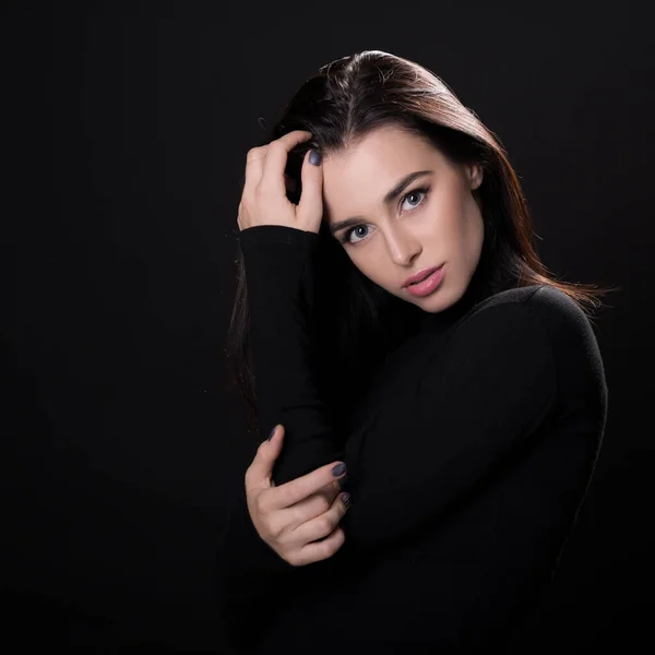 Hermosa Chica Posando Sobre Fondo Negro Joven Bonita Mujer Estudio —  Fotos de Stock