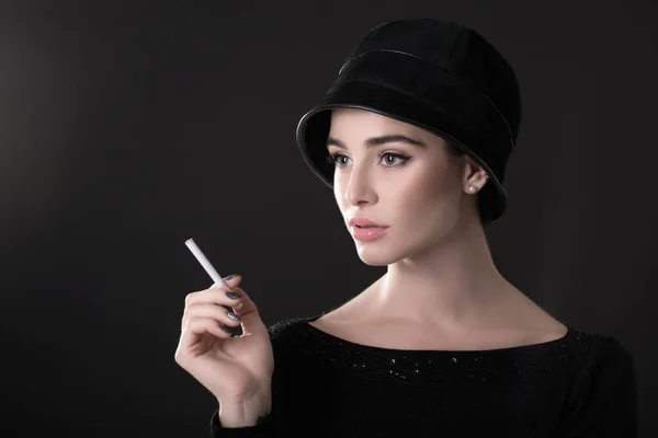 Giovane Donna Moda Fumare Sigarette Cappello Nero Drees Sfondo Scuro — Foto Stock