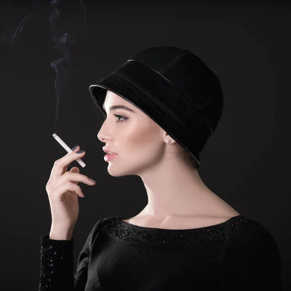 Joven Mujer Moda Fumando Cigarrillo Sombrero Negro Drees Sobre Fondo — Foto de Stock