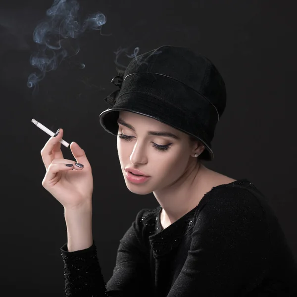 Joven Mujer Moda Fumando Cigarrillo Sombrero Negro Drees Sobre Fondo —  Fotos de Stock