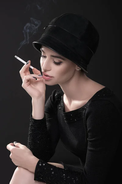 Giovane Donna Moda Fumare Sigarette Cappello Nero Drees Sfondo Scuro — Foto Stock
