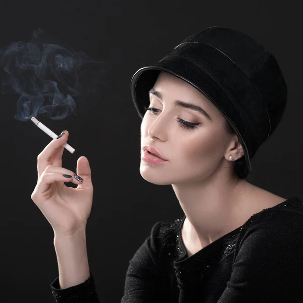 Joven Mujer Moda Fumando Cigarrillo Sombrero Negro Drees Sobre Fondo — Foto de Stock