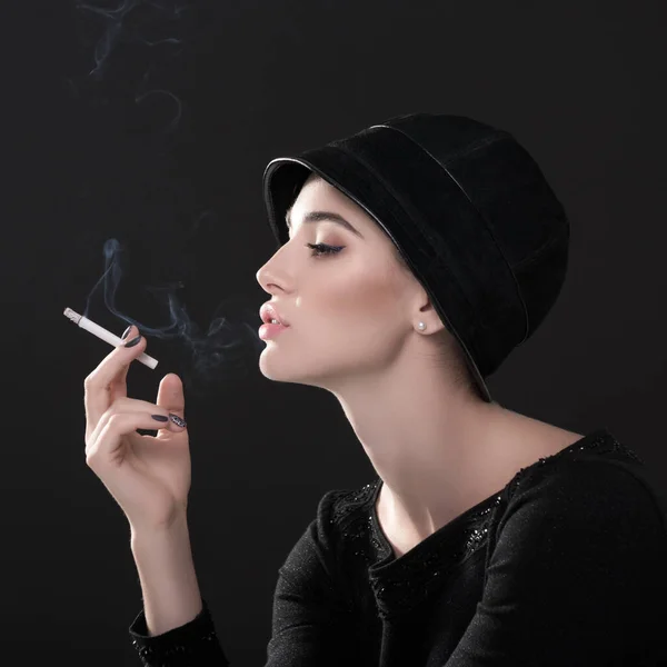 Joven Mujer Moda Fumando Cigarrillo Sombrero Negro Drees Sobre Fondo —  Fotos de Stock