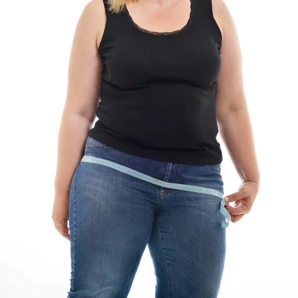 과체중의 여자는 배경에 고립되어 엉덩이를 측정하는 좋아하지 않는다 테이프 크기의 — 스톡 사진