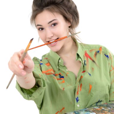 Yağlı boyalı fırça ve palet tutan kız ressam ve mutlu bir gülümseme, beyaz arka plan üzerinde çalışan profesyonel bir ressam.