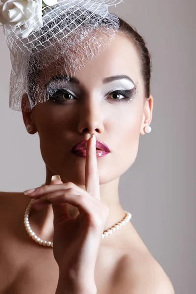 Bella Signora Cappello Bianco Con Velo Rose Ritratto Bellezza Glamour — Foto Stock
