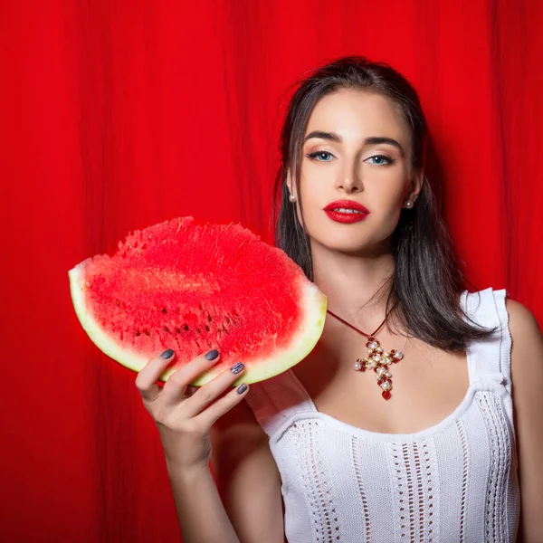 Mooie Jonge Vrouw Gekleed Witte Zomer Kant Jurk Houden Eten — Stockfoto