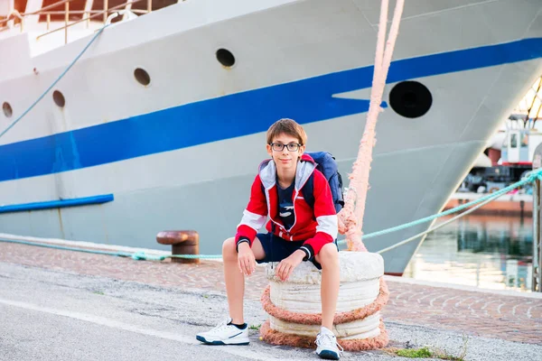 Teenager Träumt Seehafen Von Langen Reisen Gegen Großes Schiff — Stockfoto