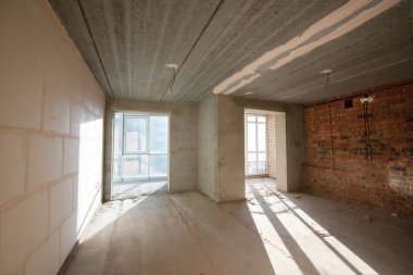 Tamir edilmeden inşaatçılardan sonra büyük bir daire boşaltmak. Tadilata başlayın. Yeni ev.