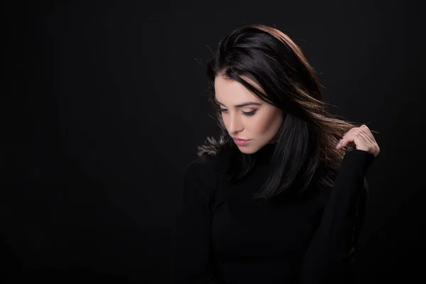 Hermosa Chica Con Pelo Oscuro Posando Sobre Fondo Negro Joven — Foto de Stock