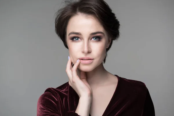 Schönheit Frauenporträt Junge Attraktive Frau Posiert Studio Vor Grauem Hintergrund — Stockfoto