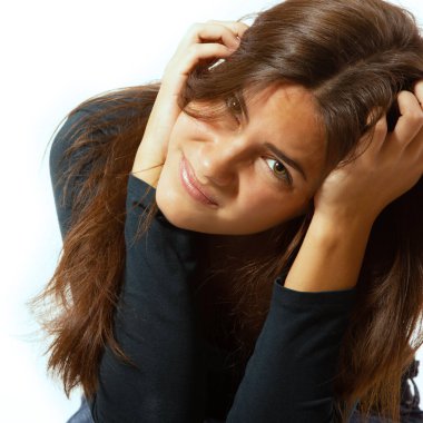 Depresyon, beyaz arka planda yapayalnız ağlayan genç kız. Yalnızlık, keder, akıl sağlığı, üzüntü konsepti. Baş ağrısı olan genç bir kadın.. 