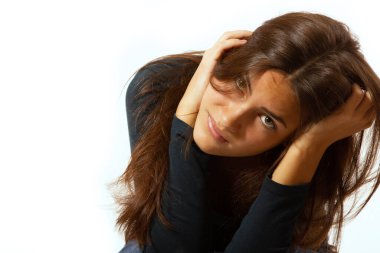Depresyon, beyaz arka planda yapayalnız ağlayan genç kız. Yalnızlık, keder, akıl sağlığı, üzüntü konsepti. Baş ağrısı olan genç bir kadın.. 