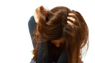 Depresyon, beyaz arka planda yapayalnız ağlayan genç kız. Yalnızlık, keder, akıl sağlığı, üzüntü konsepti. Baş ağrısı olan genç bir kadın.. 