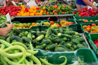 İspanya 'daki mevsimlik çiftçi pazarında tatlı biber, salatalık, kabak, domates, diğer sebze ve meyveler satılıyor.