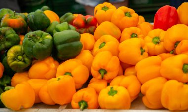 Açık hava pazarında taze çiğ tatlı biber satılıyor. Çiftlik mevsimi İspanyol meyve ve sebzeleri