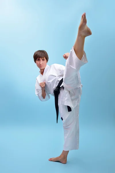 Junge Karate Frau Weißen Kimono Mit Schwarzem Gürtel Demonstriert Kampfhaltung — Stockfoto