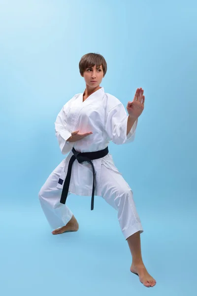 Mladá Karate Žena Bílém Kimonu Černým Opaskem Demonstruje Bojové Postoje — Stock fotografie