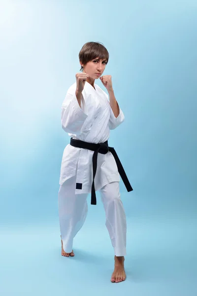 Junge Karate Frau Weißen Kimono Mit Schwarzem Gürtel Demonstriert Kampfhaltung — Stockfoto