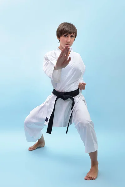 Młoda Karate Białym Kimono Czarnym Pasem Demonstruje Postawy Bojowe Uderzenia — Zdjęcie stockowe