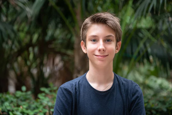 Молодий Хлопець Позує Літньому Парку Пальмами Милий Усміхнений Щасливий Хлопчик — стокове фото