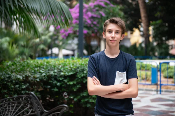 Junge Posiert Sommerpark Mit Palmen Nette Brille Lächelnd Glücklich Teenager — Stockfoto