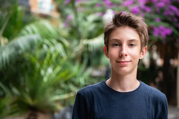 Mladý Chlapec Pózuje Letním Parku Palmami Roztomilý Okázalý Usmívající Šťastný — Stock fotografie