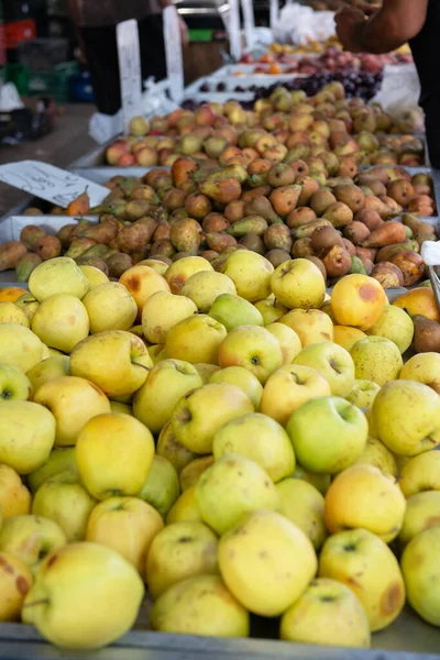 Αγορά Οπωροκηπευτικών Στην Ισπανία Μήλα Και Αχλάδια Πωλούνται Στην Υπαίθρια — Φωτογραφία Αρχείου