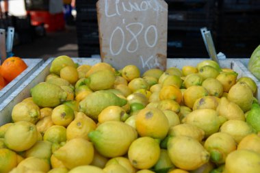 Limonlar açık pazarda satılıyor. Olgun İspanyol narenciye meyveleri.
