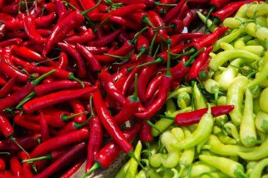 Sıcak taze kırmızı biber ve tatlı kırmızı biber açık hava pazarında satılır.