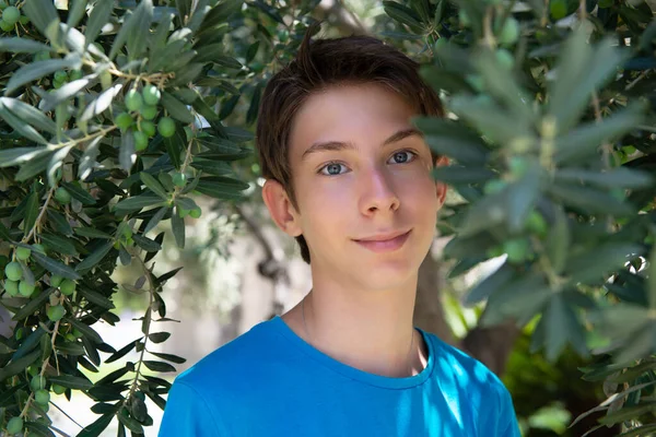 Молодий Хлопчик Позує Літньому Гаю Серед Оливкових Дерев Милий Усміхнений — стокове фото