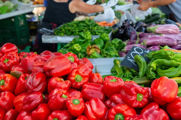 Vermelho Fresco Cru Pimentas Doces Maduras Berinjelas Abobrinha Mercado Livre — Fotografia de Stock