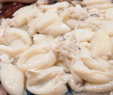 Balık ve deniz ürünleri pazarında taze mürekkep balığı satılıyor. 